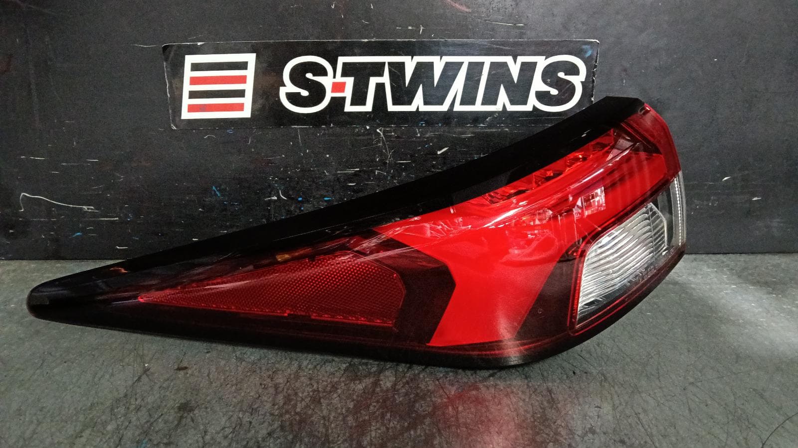 Used auto part listing image: 2022 MITSUBISHI OUTLANDER LEFT TAILLIGHT ZM, IN BODY, W/ LED TYPE, 08/21-03/25 0000402477