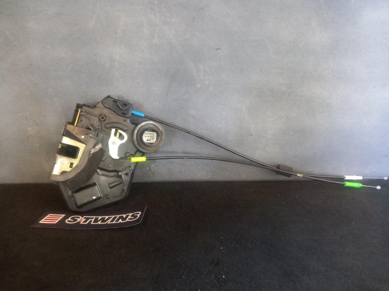 Used auto part listing image: 2003 TOYOTA PRADO DOOR BOOT GATE LOCK RIGHT REAR DOOR LOCK, POWER, 95 SERIES, 07/96-01/03 0000128571