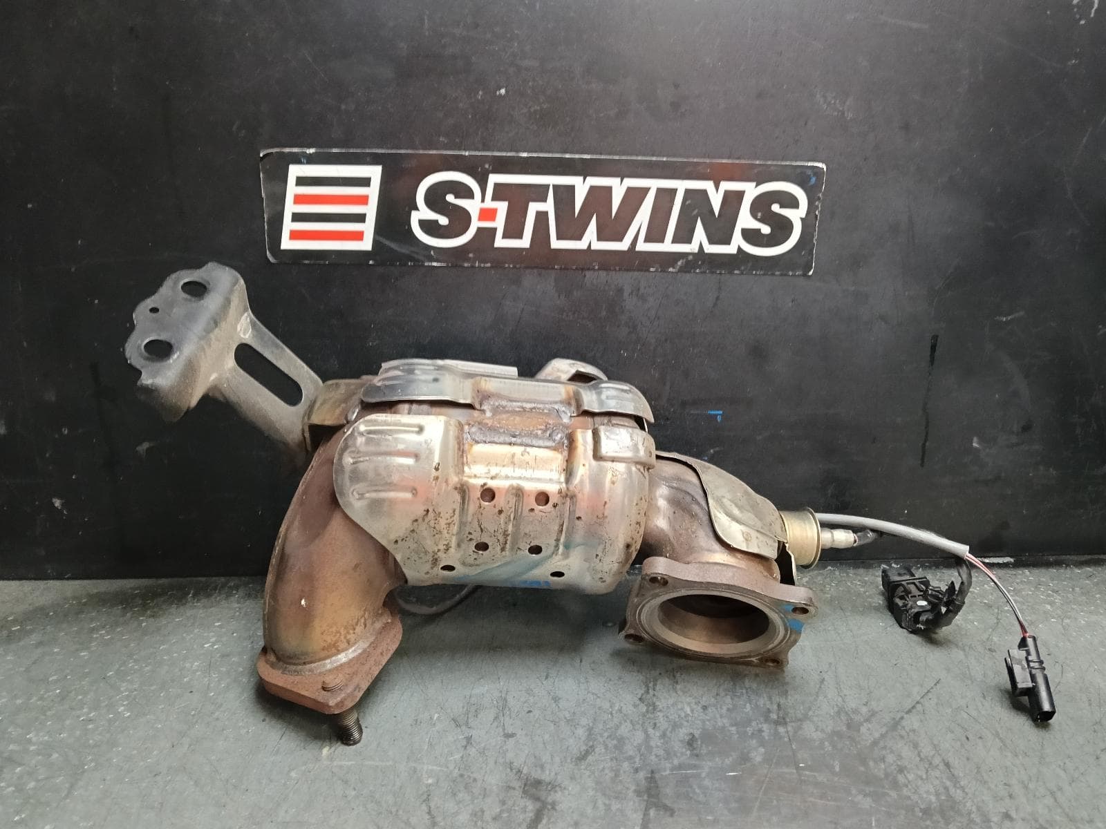 Used auto part listing image: 2023 HYUNDAI KONA CATALYTIC CONVERTER SX2, DOWNPIPE-CAT TYPE, PETROL, 1.6, TURBO, G4FJ, 03/23- 0000416927