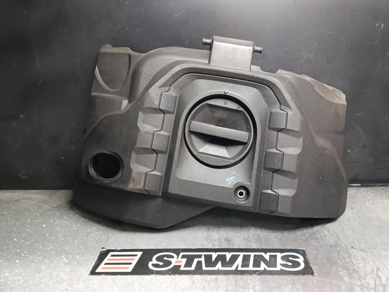 Used auto part listing image: 2024 VOLKSWAGEN AMAROK ENGINE COVER NF, 12/22- 0000417020