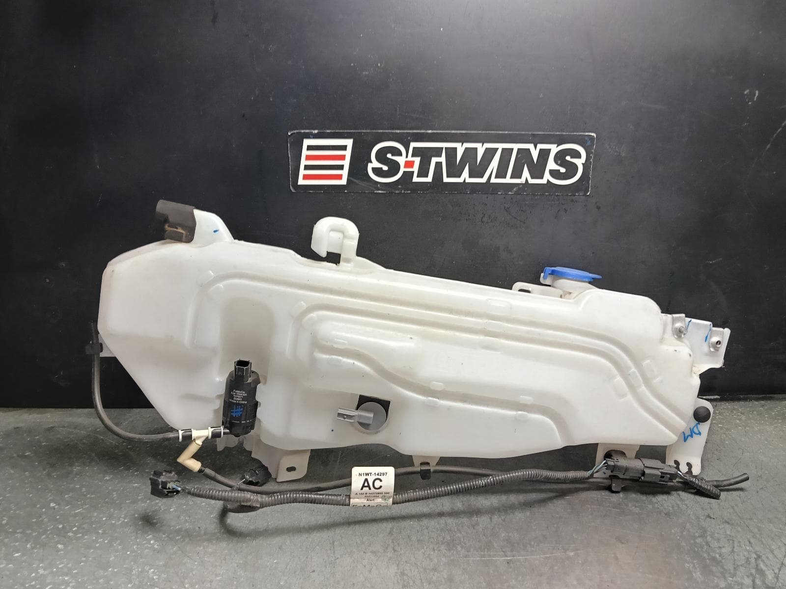 Used auto part listing image: 2024 VOLKSWAGEN AMAROK WASHER BOTTLE NF, 12/22- 0000417024