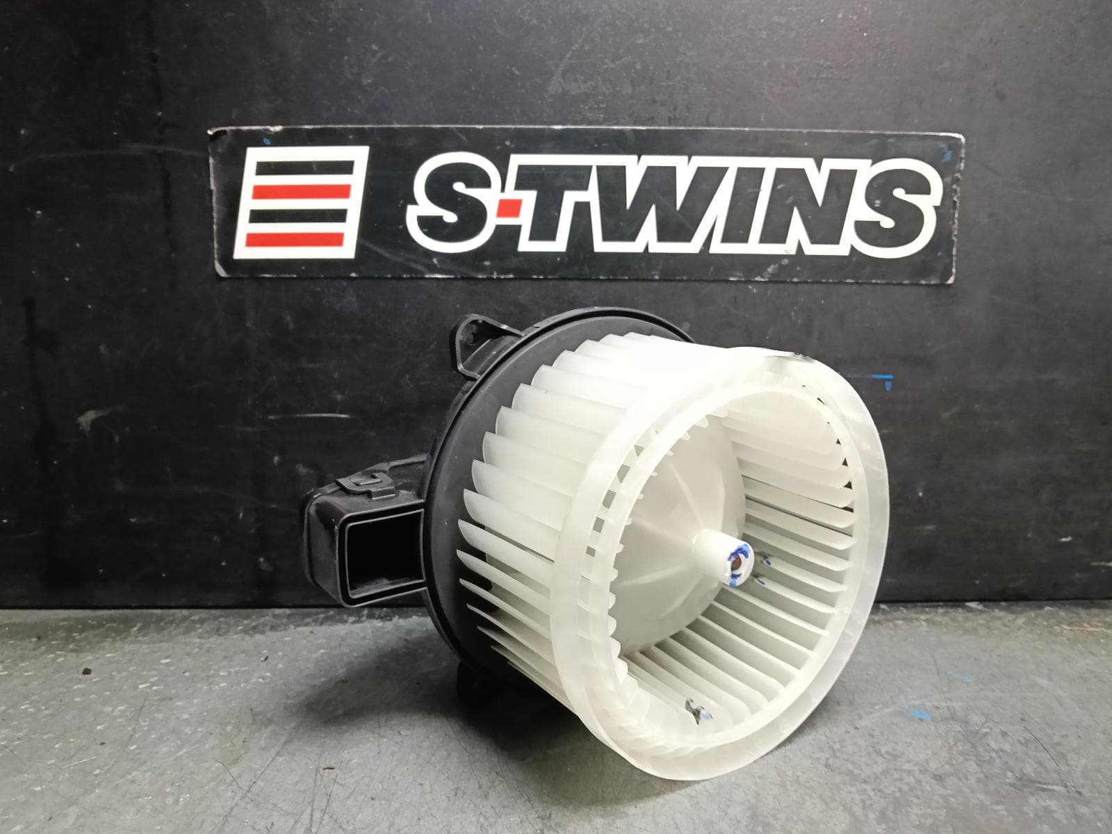 Used auto part listing image: 2024 VOLKSWAGEN AMAROK HEATER FAN MOTOR NF, 12/22- 0000417047
