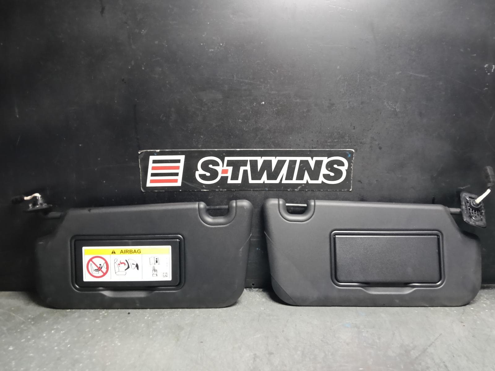 Used auto part listing image: 2024 VOLKSWAGEN AMAROK SUNVISOR NF, PAIR, BLACK, 12/22- 0000417050