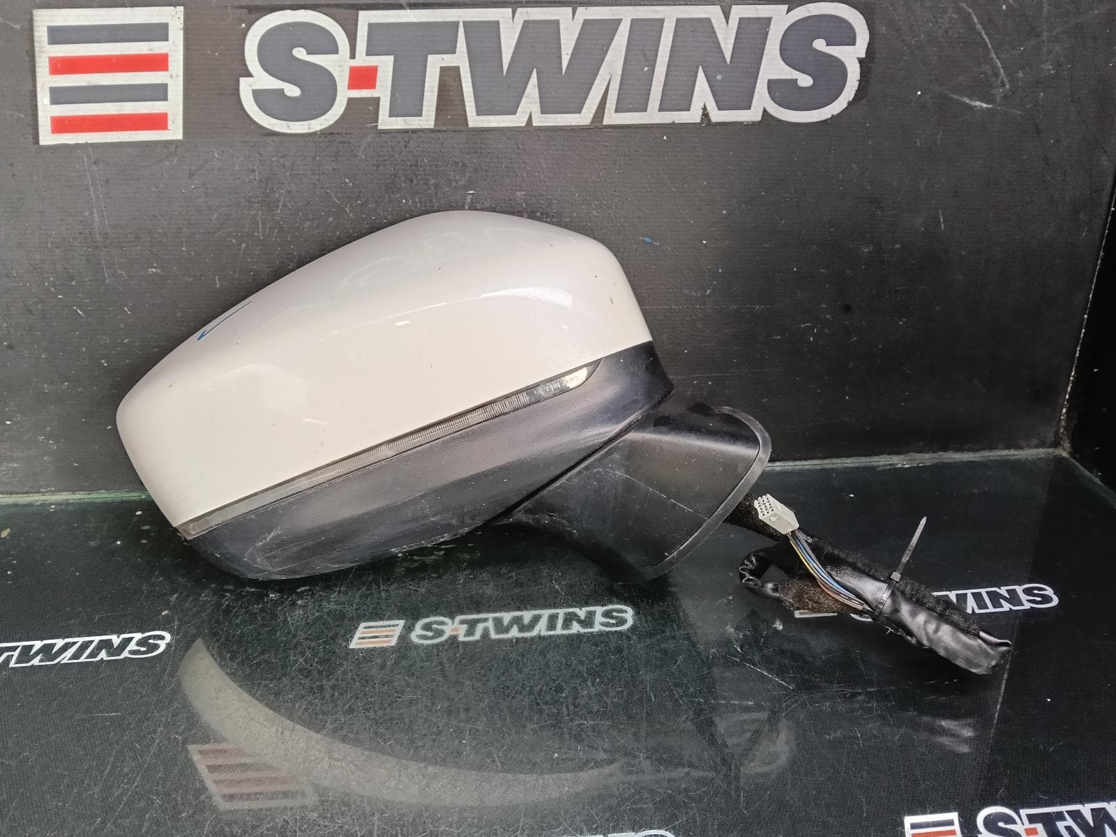 Used auto part listing image: 2018 MAZDA CX5 RIGHT DOOR MIRROR W/ AUTO POWER FOLD, NON CAMERA TYPE, COLOUR CODED, KF, 02/17- 0000390486