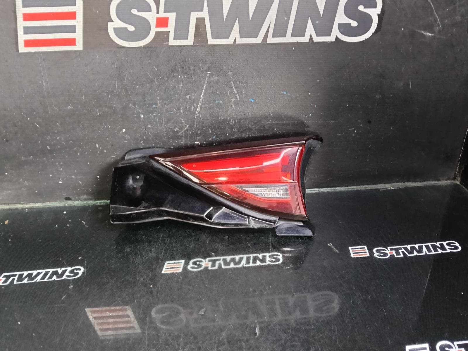 Used auto part listing image: 2018 MAZDA CX5 REAR GARNISH TAILGATE LAMP (RH SIDE), W/ LED TYPE, KF, 02/17-08/21 0000390494