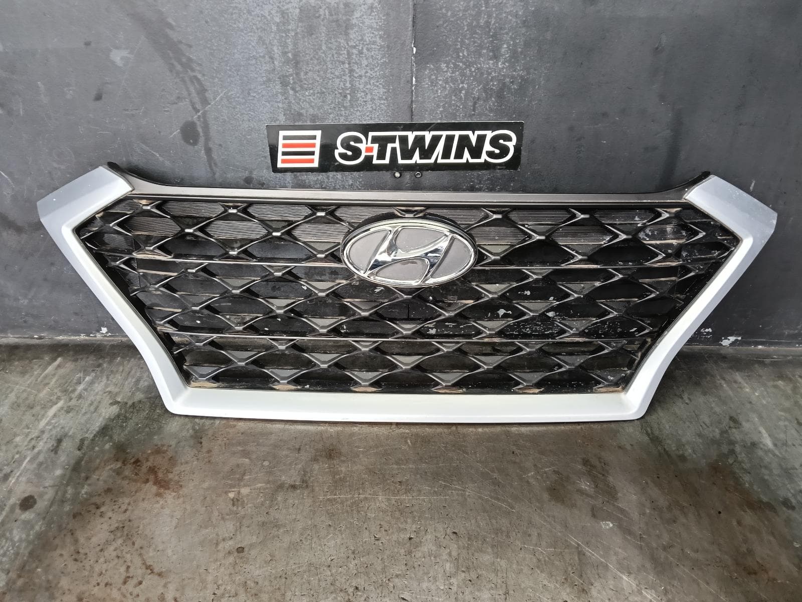 Used auto part listing image: 2020 HYUNDAI TUCSON GRILLE RADIATOR GRILLE, TL, NON CHROME TYPE, 06/18-01/21 0000390003
