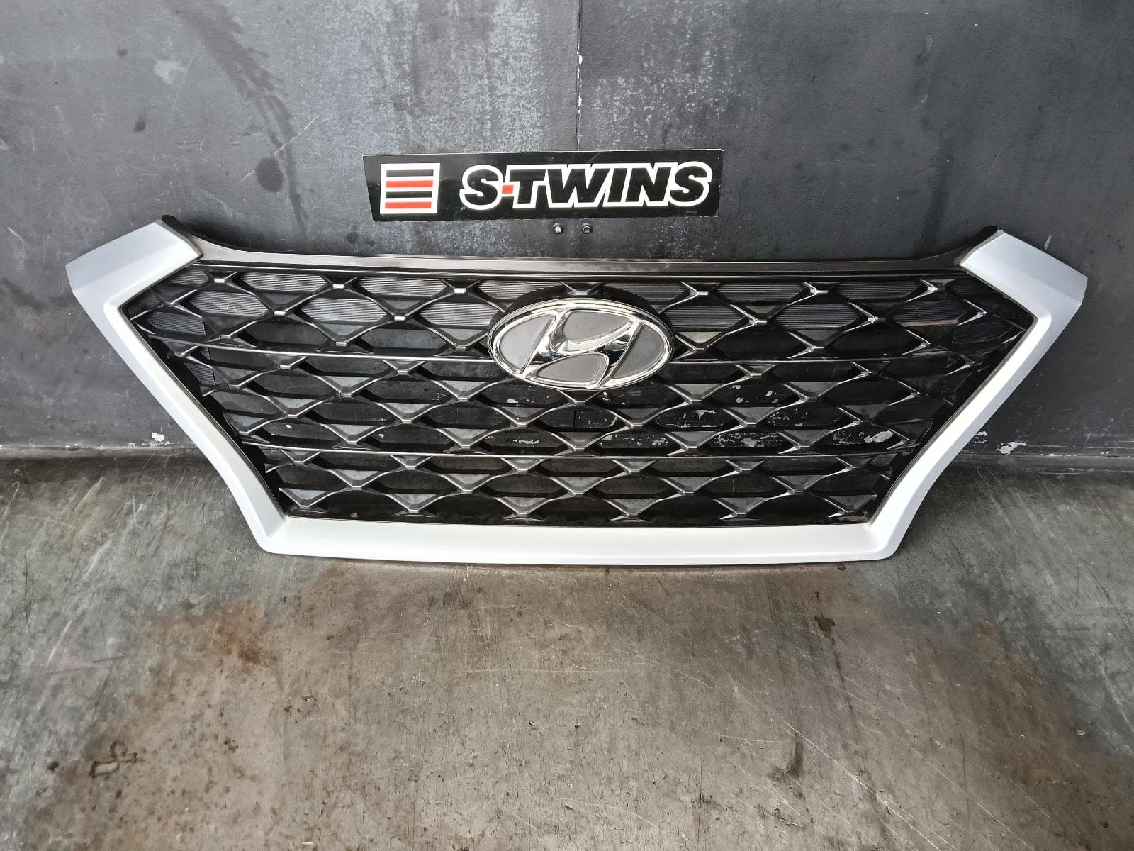 Used auto part listing image: 2020 HYUNDAI TUCSON GRILLE RADIATOR GRILLE, TL, NON CHROME TYPE, 06/18-01/21 0000390331