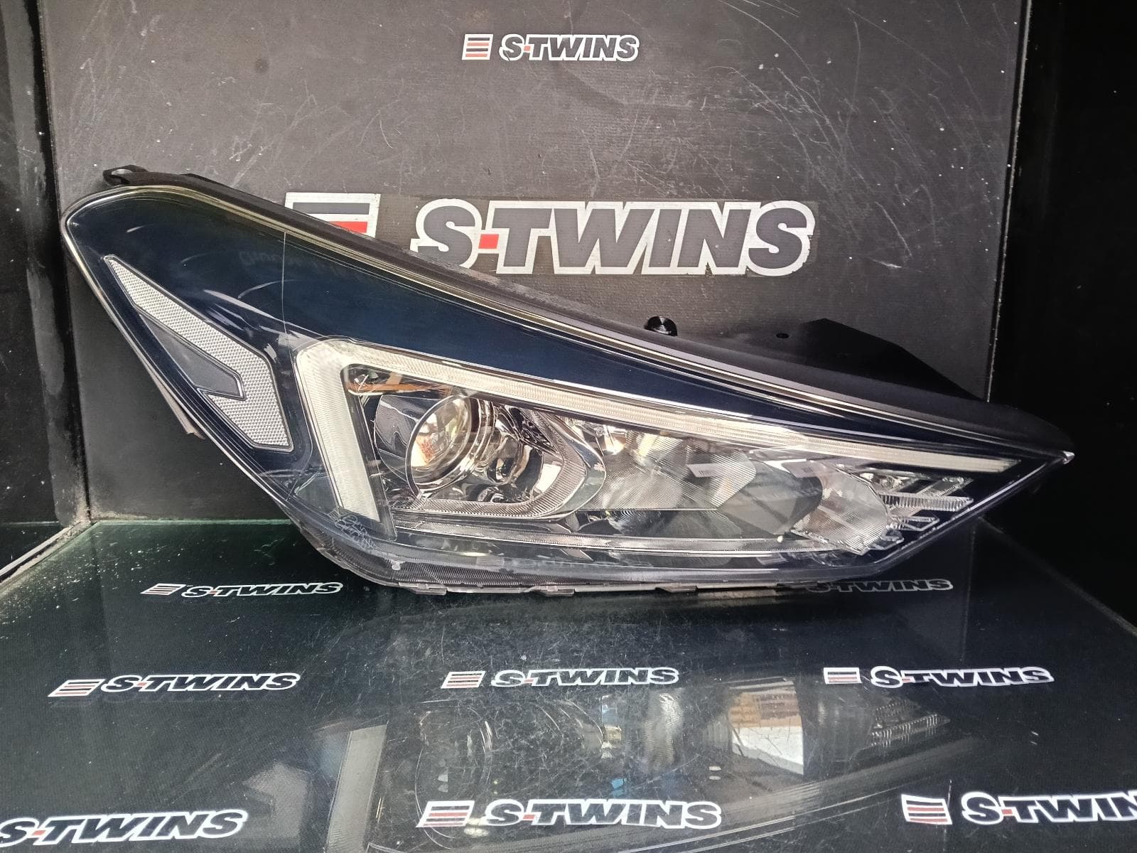 Used auto part listing image: 2020 HYUNDAI TUCSON RIGHT HEADLAMP TL, GO/ACTIVE X/ELITE, LED, PROJECTOR TYPE, 06/18-01/21 0000390332