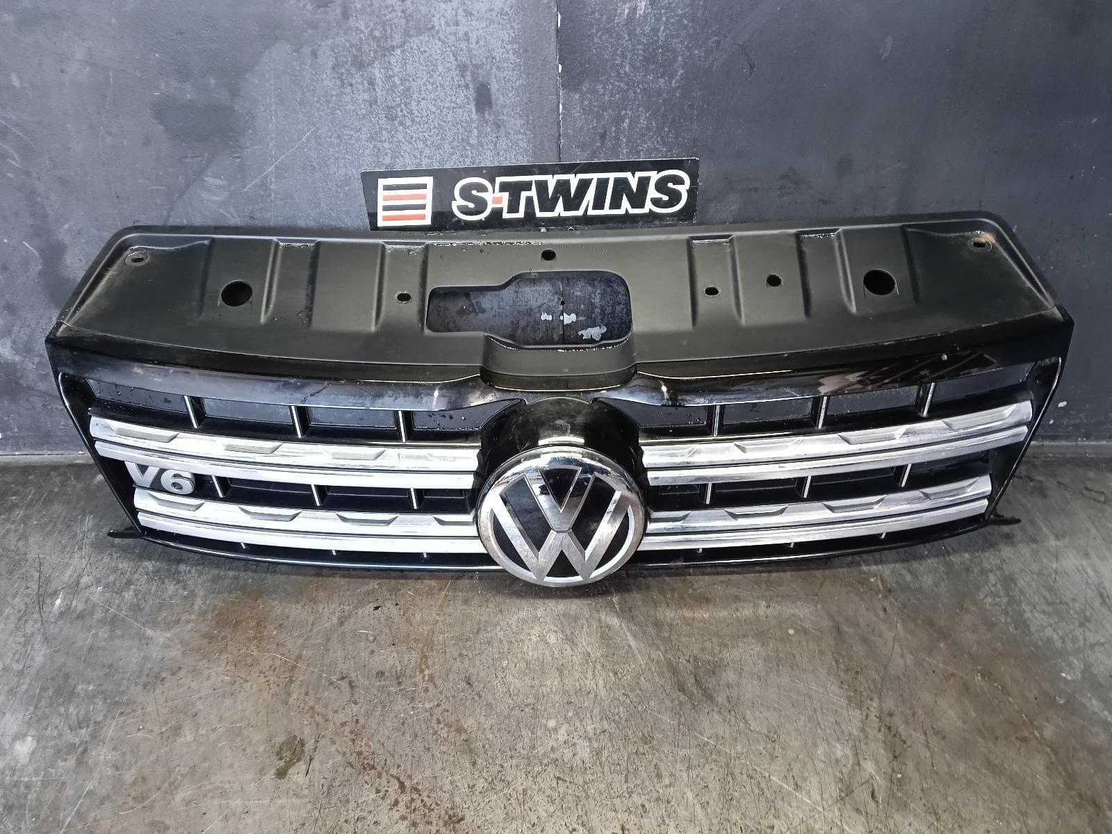 Used auto part listing image: 2017 VOLKSWAGEN AMAROK GRILLE RADIATOR GRILLE, 2H, BLACK/CHROME, V6, 06/16-09/22 0000402221