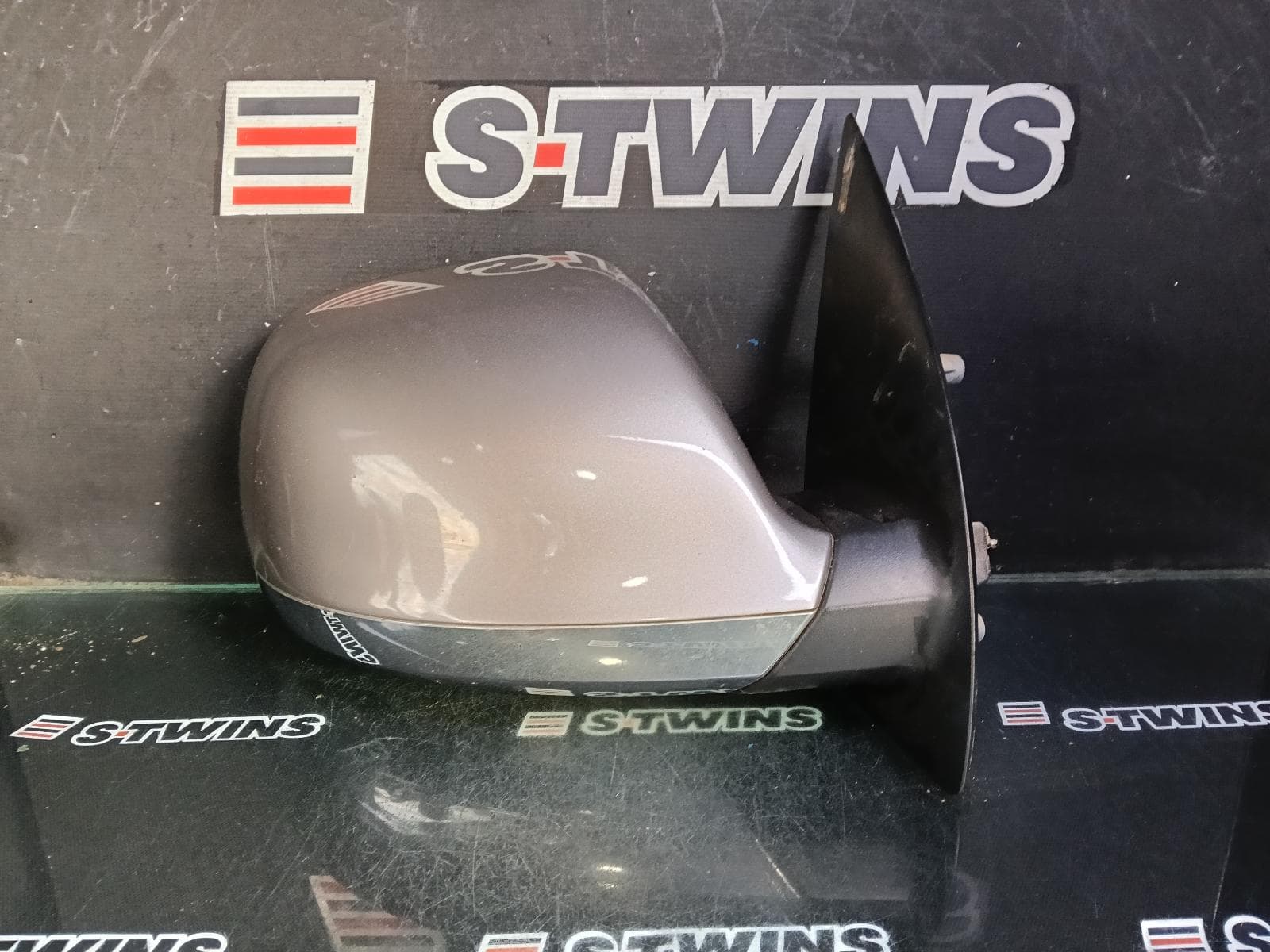 Used auto part listing image: 2017 VOLKSWAGEN AMAROK RIGHT DOOR MIRROR 2H, MANUAL FOLD, PARTIAL COLOUR CODED/CHROME, 10 PIN TYPE, 07/13-09/22 0000402223
