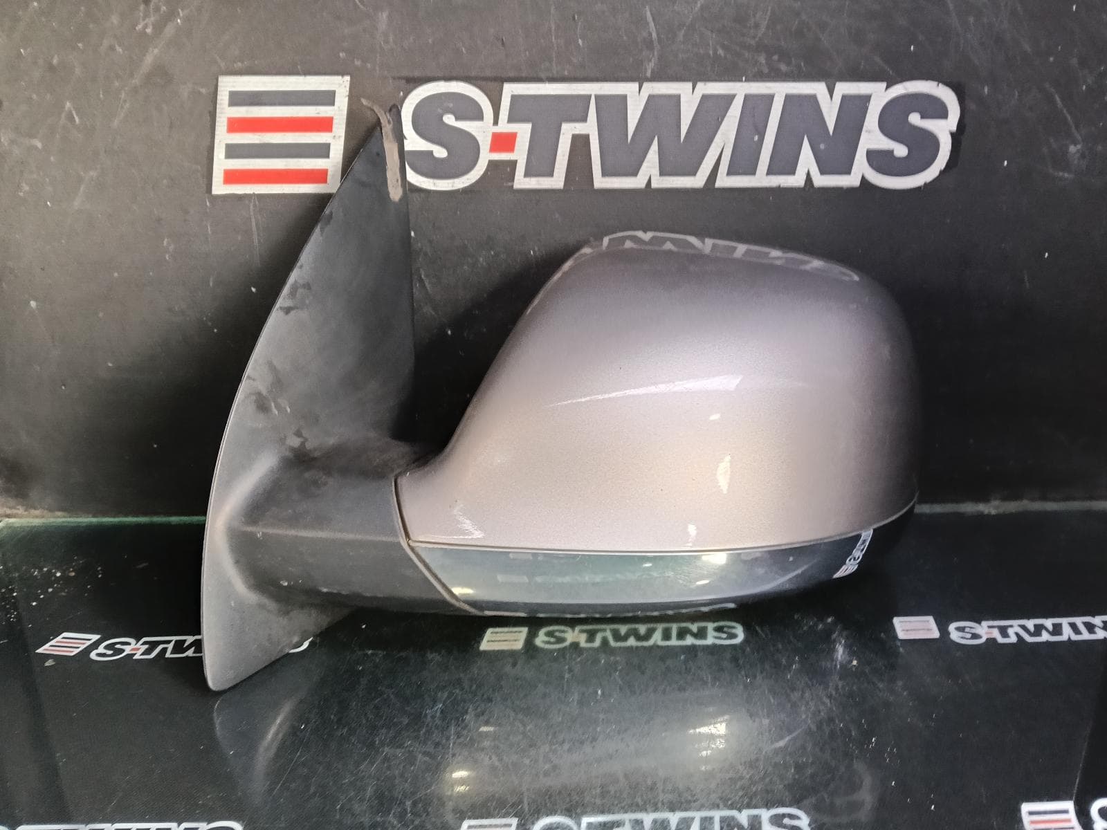 Used auto part listing image: 2017 VOLKSWAGEN AMAROK LEFT DOOR MIRROR 2H, MANUAL FOLD, PARTIAL COLOUR CODED/CHROME, 10 PIN TYPE, 07/13-09/22 0000402225