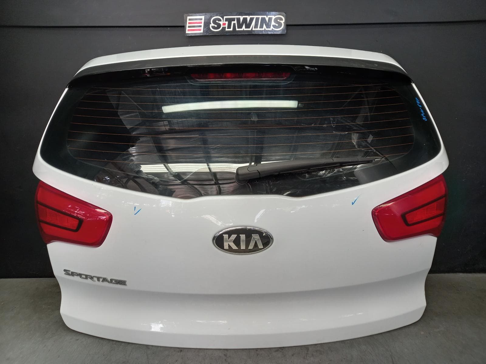 Used auto part listing image: 2014 KIA SPORTAGE BOOTLID TAILGATE TAILGATE, SL, SPOILERED TYPE, 05/10-10/15 0000392499