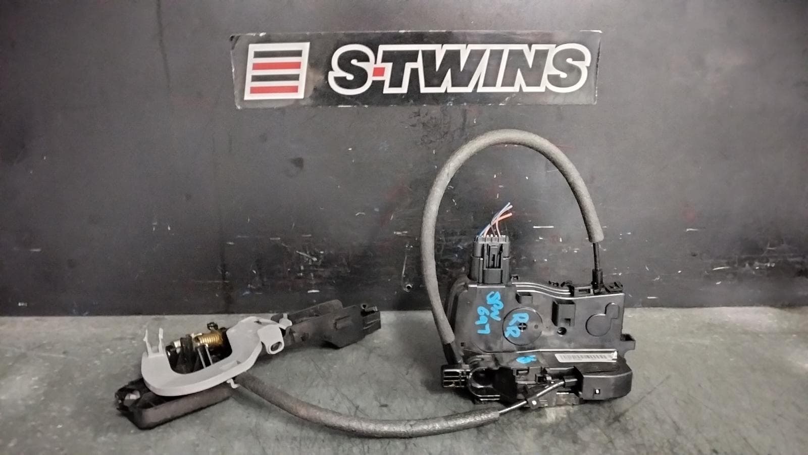 Used auto part listing image: 2014 KIA SPORTAGE DOOR BOOT GATE LOCK RIGHT REAR DOOR LOCK, SL, SLOVAKIAN BUILT (VIN U5YP), 05/13-10/15 0000392521