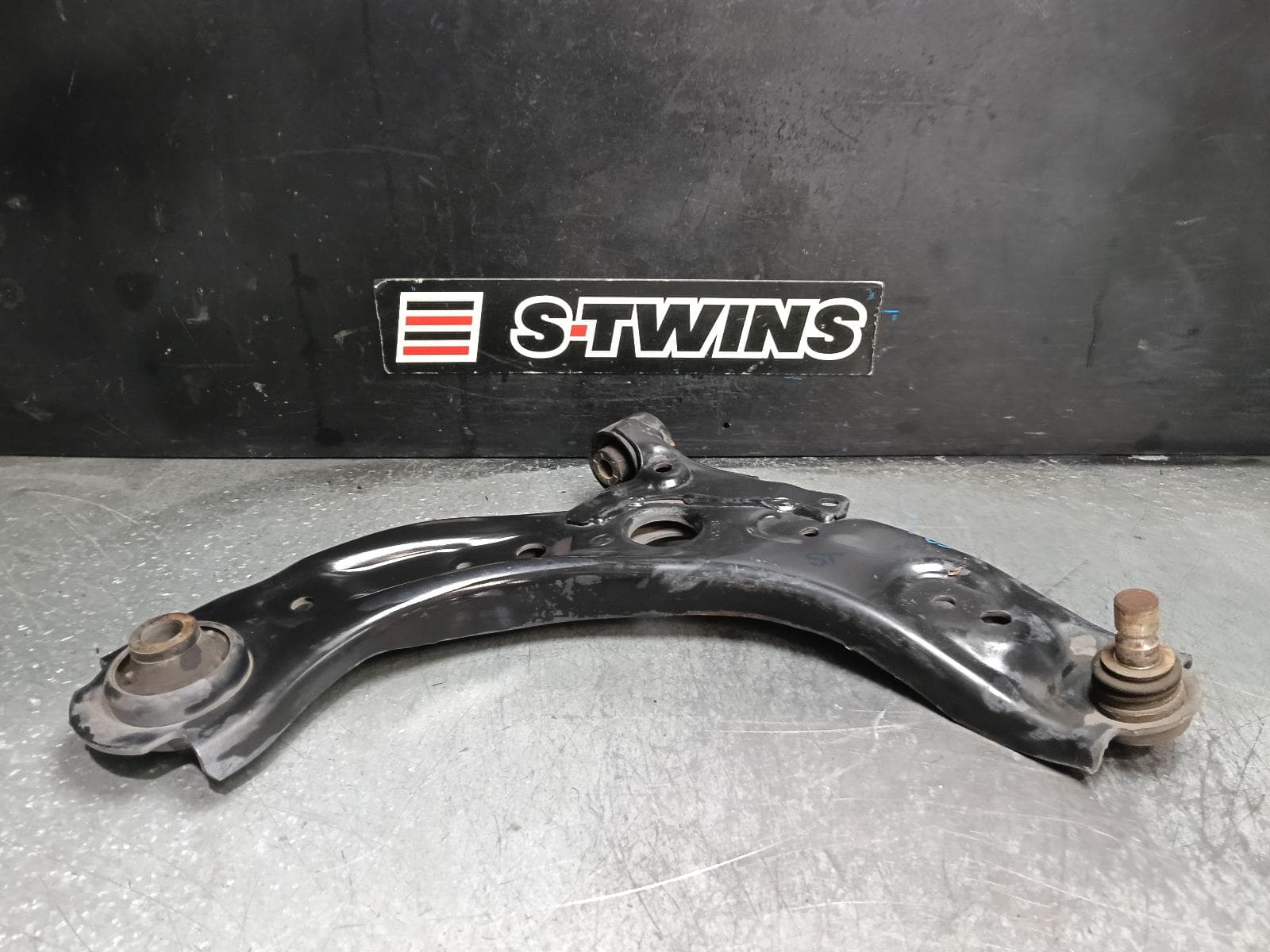 Used auto part listing image: 2022 MAZDA CX30 RIGHT FRONT LOWER CONTROL ARM DM, 10/19- 0000416998