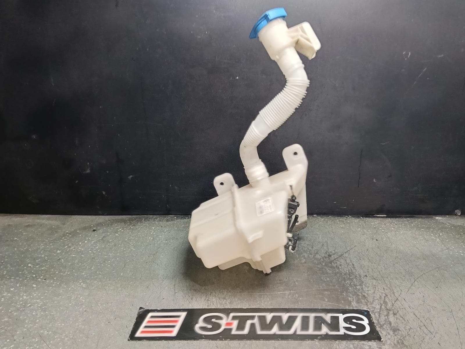Used auto part listing image: 2018 VOLKSWAGEN GOLF WASHER BOTTLE GEN 7, NON H/LAMP WASHER TYPE, 11/12-08/20 0000416867