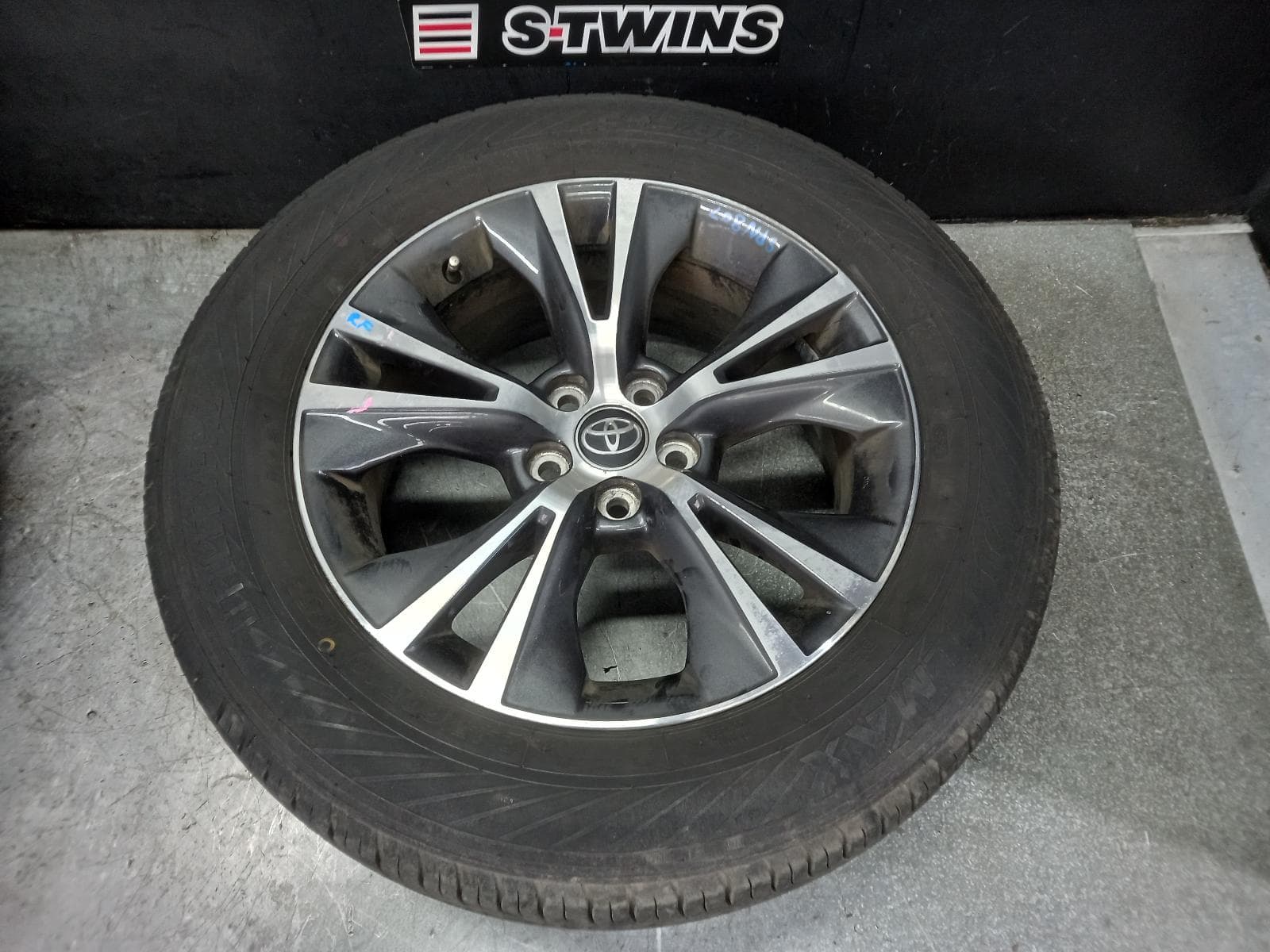 Used auto part listing image: 2019 TOYOTA KLUGER WHEEL MAG FACTORY, 18X7.5IN, GX, GSU50/GSU55, 11/16-02/21 0000402017