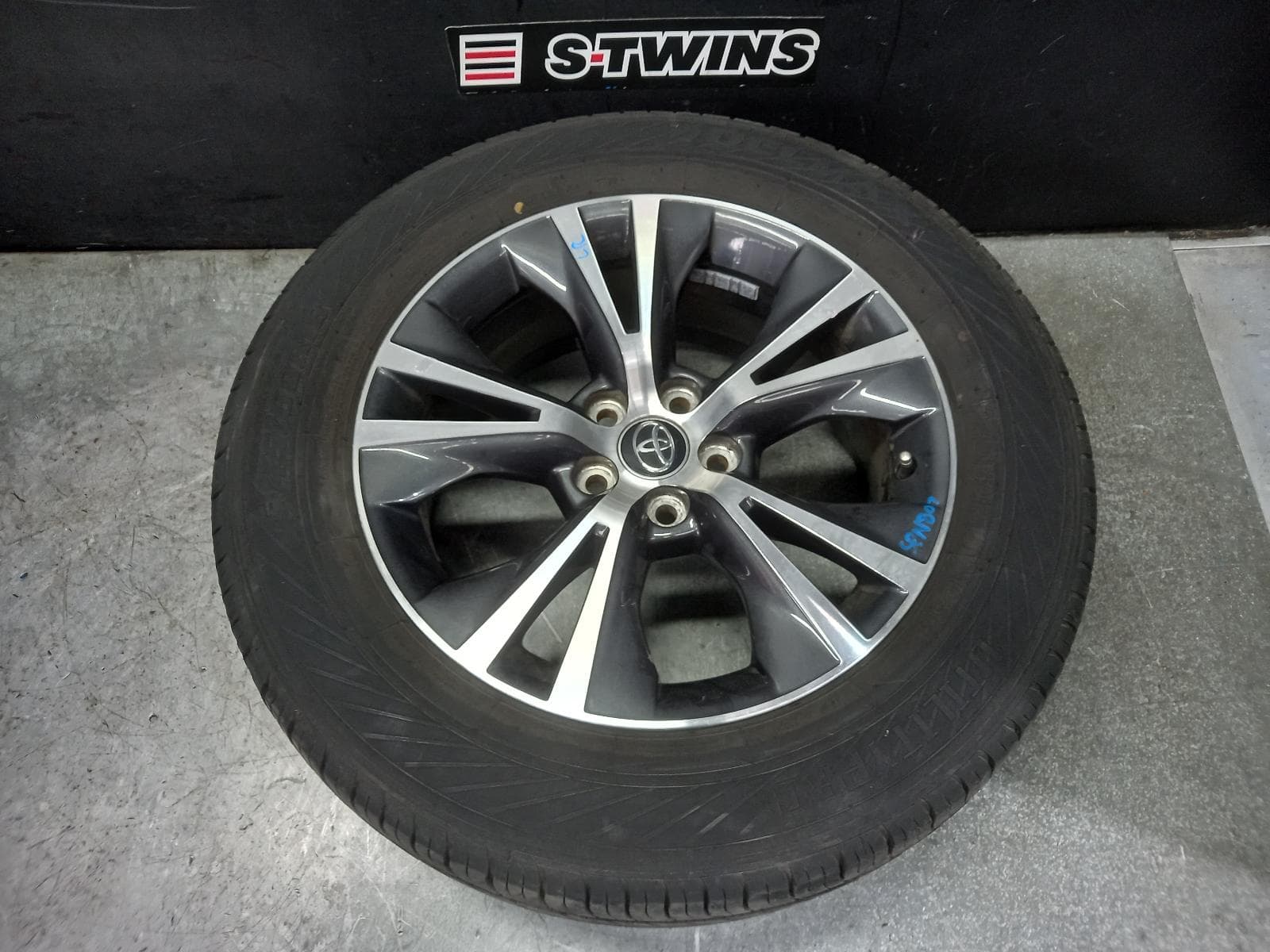 Used auto part listing image: 2019 TOYOTA KLUGER WHEEL MAG FACTORY, 18X7.5IN, GX, GSU50/GSU55, 11/16-02/21 0000402018
