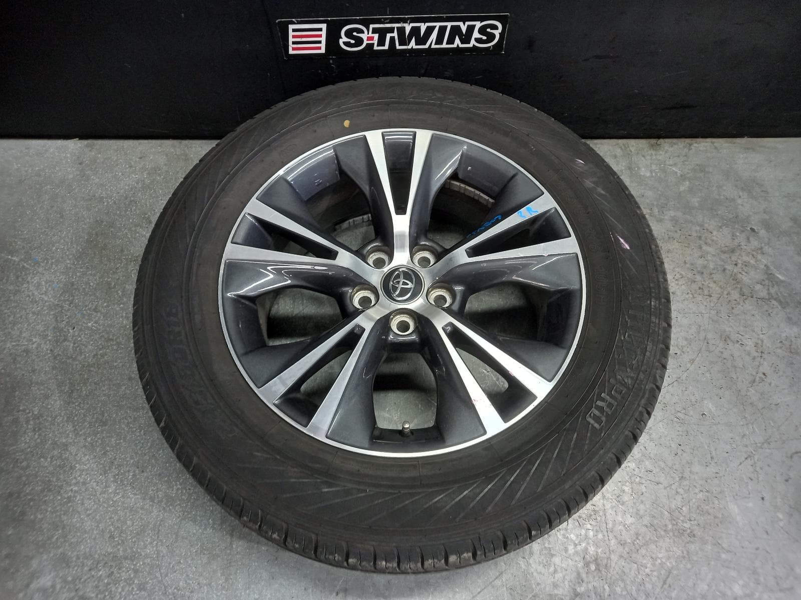 Used auto part listing image: 2019 TOYOTA KLUGER WHEEL MAG FACTORY, 18X7.5IN, GX, GSU50/GSU55, 11/16-02/21 0000402019
