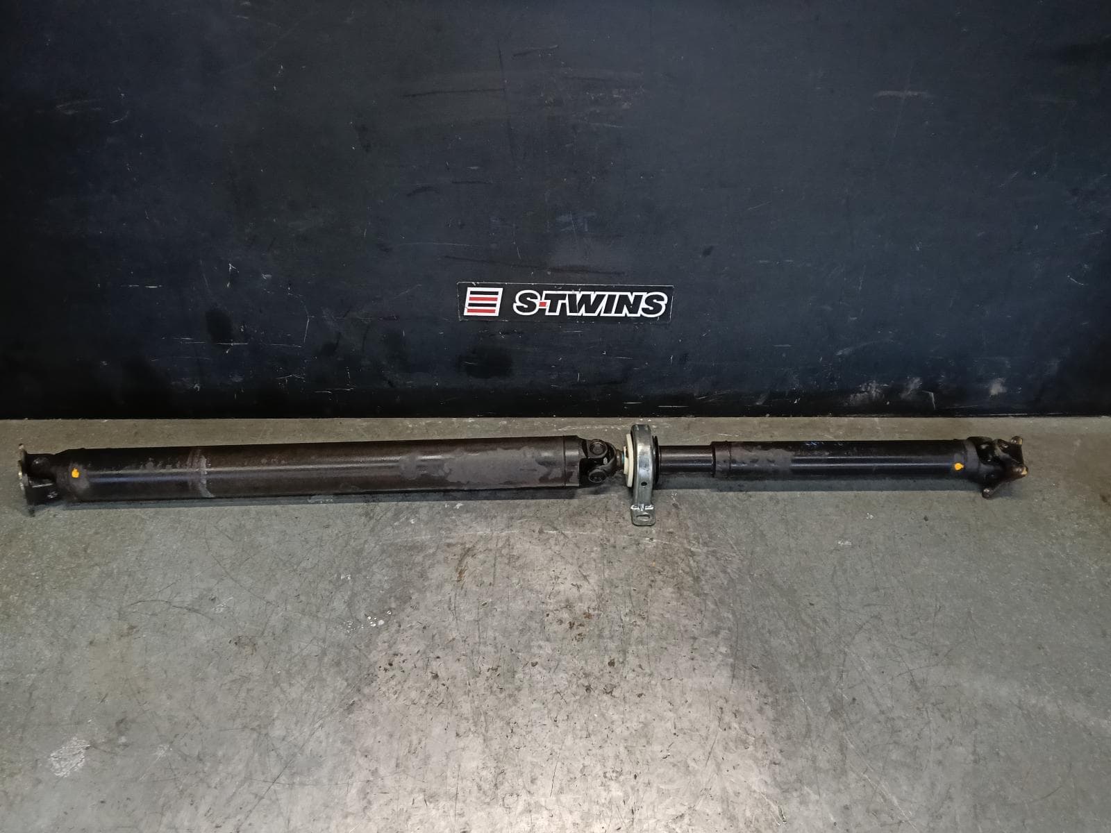 Used auto part listing image: 2013 VOLKSWAGEN AMAROK REAR PROP SHAFT AUTO/MANUAL T/M, 4WD, 1690mm, 2H, 10/10-09/22 0000416818