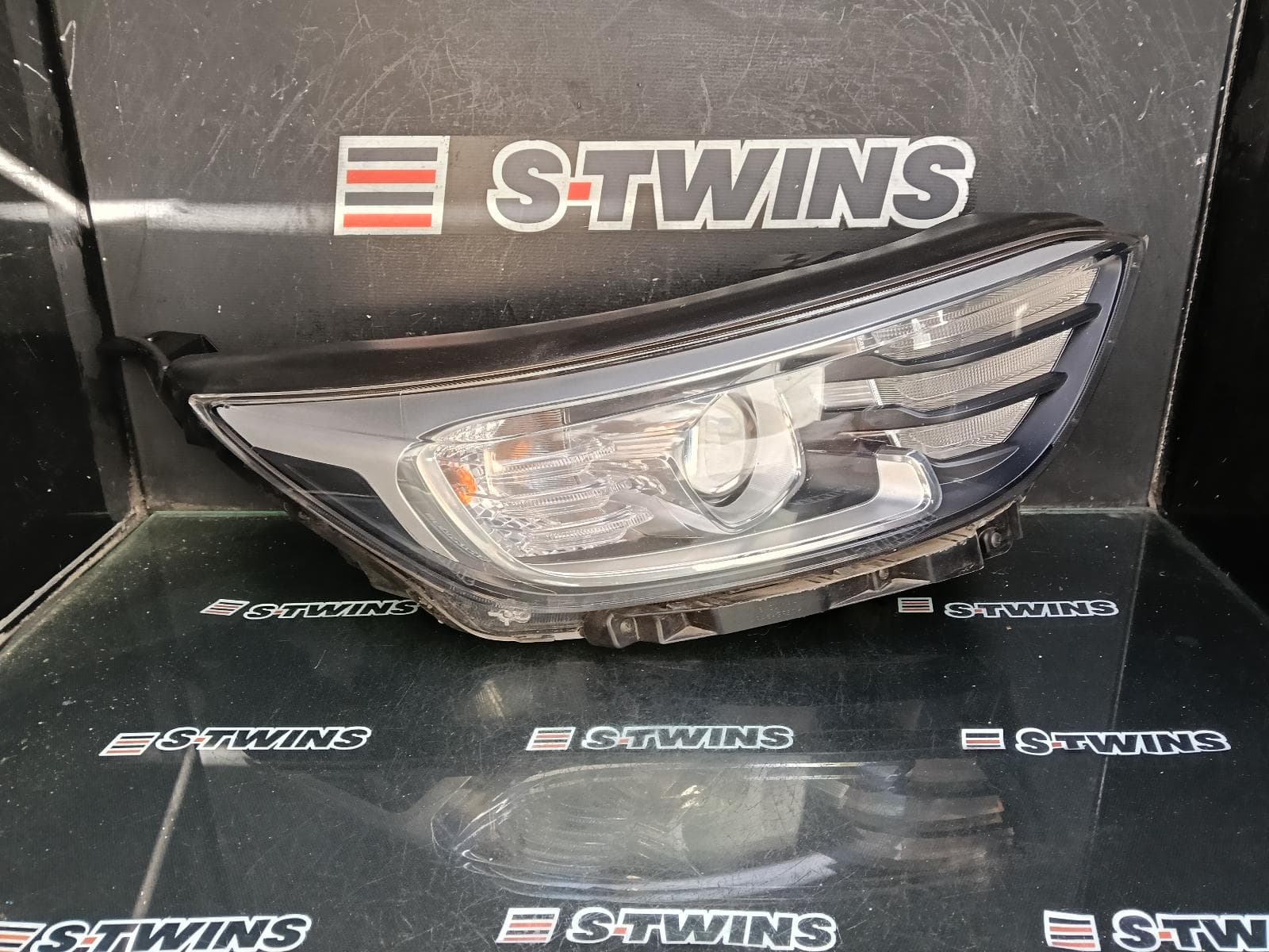 Used auto part listing image: 2022 KIA STONIC RIGHT HEADLAMP YB, W/ HALOGEN TYPE, NON PROJECTOR TYPE, 08/20-03/23 0000416827