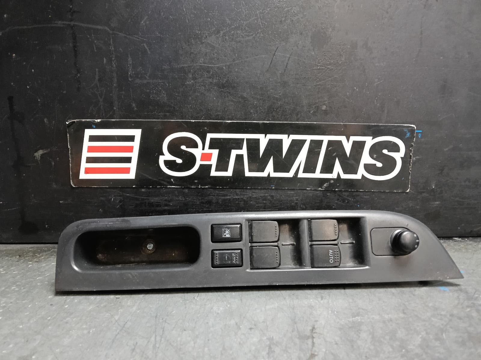 Used auto part listing image: 2008 SUZUKI SWIFT PWR DR WIND SWITCH RH FRONT (MASTER SWITCH), RS415/RS416, 09/04-02/11 0000417301