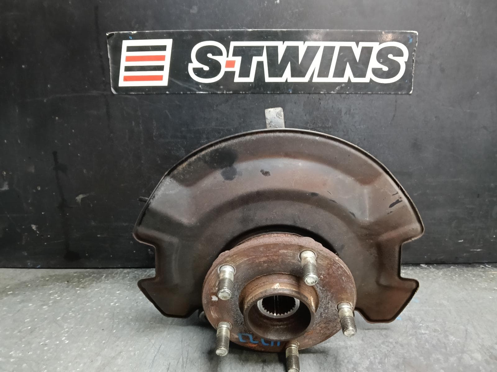 Used auto part listing image: 2008 SUZUKI SWIFT LEFT FRONT HUB ASSEMBLY RS416, 2WD, 1.6, 5 STUD, 09/06-12/10 0000417302