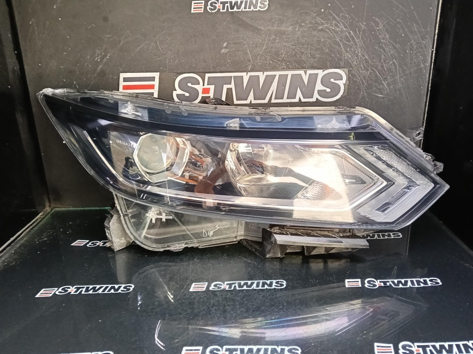 Used auto part listing image: 2018 NISSAN QASHQAI RIGHT HEADLAMP J11, ST/ST-L, HALOGEN TYPE, 07/17-07/21 0000391798