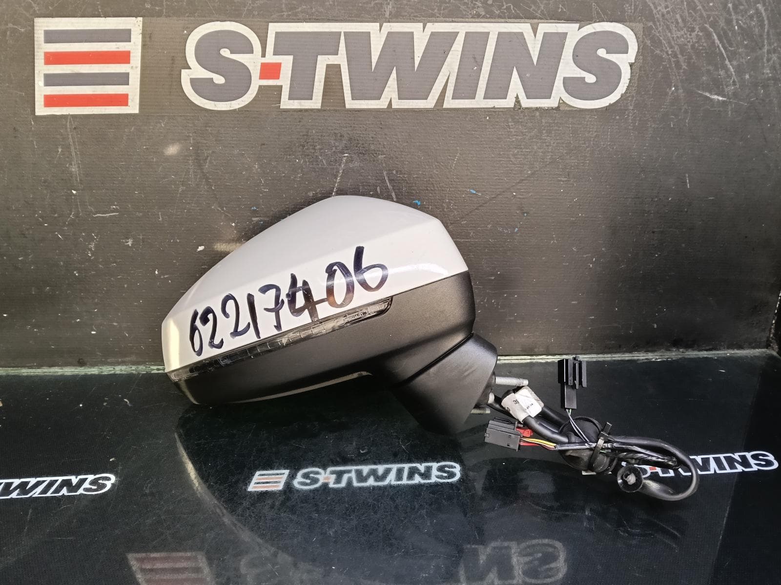 Used auto part listing image: 2016 AUDI A3 RIGHT DOOR MIRROR 8V, A3, SEDAN, MANUAL FOLD, NON LANE CHANGE ASSIST TYPE (6XC/7Y0), 11/13-10/20 0000393443