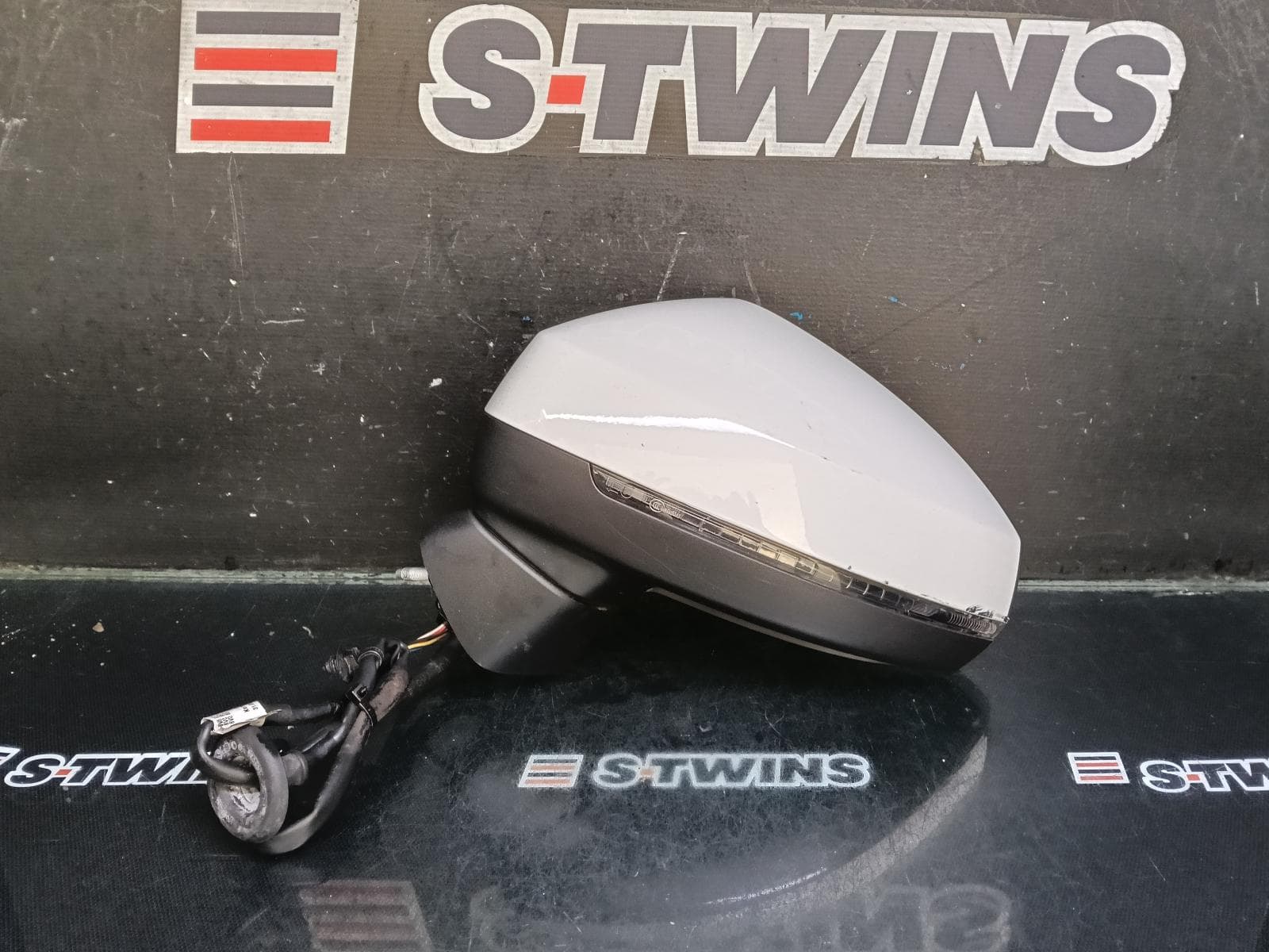 Used auto part listing image: 2016 AUDI A3 LEFT DOOR MIRROR 8V, A3, SEDAN, MANUAL FOLD, NON LANE CHANGE ASSIST TYPE (6XC/7Y0), 11/13-10/20 0000393442