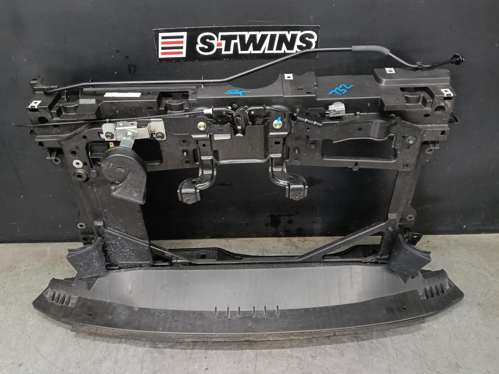 Used auto part listing image: 2025 MAZDA 2 RADIATOR SUPPORT DJ/DL, BOLT ON TYPE, 09/14- 0000397119