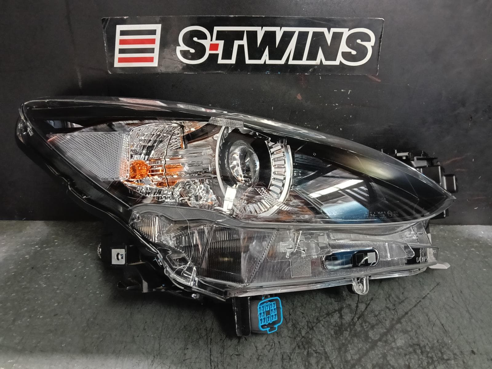 Used auto part listing image: 2025 MAZDA 2 RIGHT HEADLAMP DJ/DL, W/ LED, ADAPTIVE TYPE, 05/23- 0000396211
