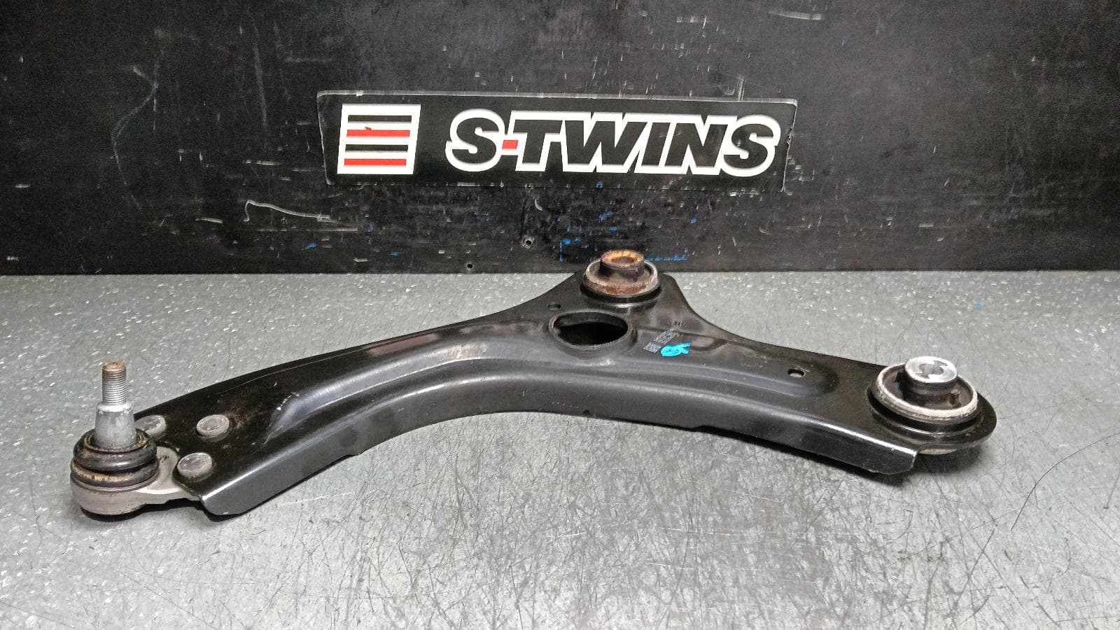 Used auto part listing image: 2021 NISSAN JUKE LEFT FRONT LOWER CONTROL ARM F16, 03/20- 0000400712