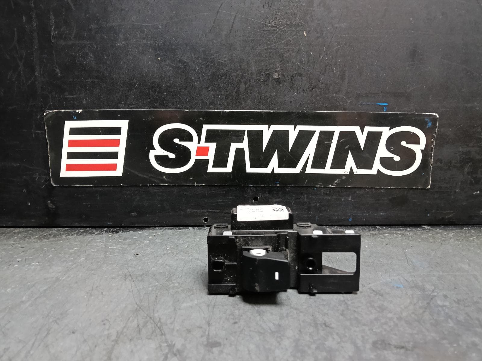 Used auto part listing image: 2016 HYUNDAI ELANTRA PWR DR WIND SWITCH LH FRONT/LH REAR/RH REAR, AD, 12/15-12/20 0000417353