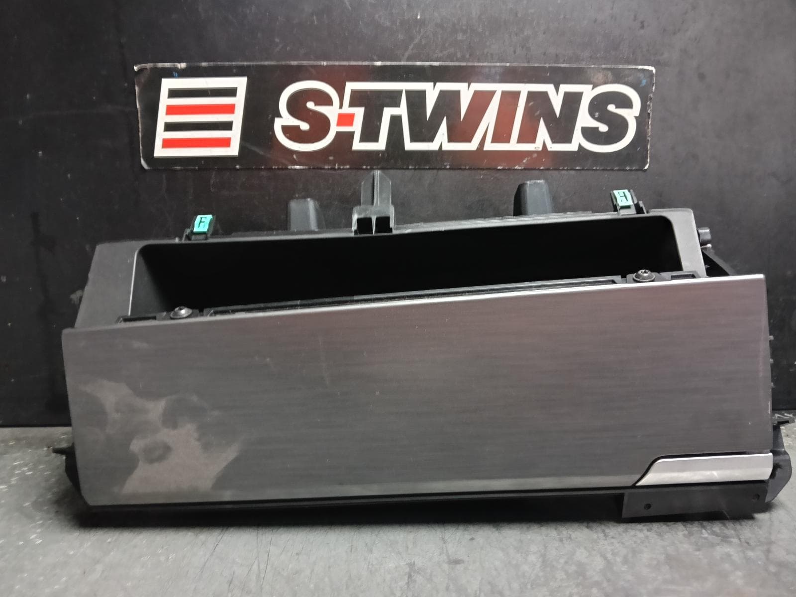 Used auto part listing image: 2024 VOLKSWAGEN AMAROK GLOVE BOX NF, UPPER, BLACK, 12/22- 0000417151
