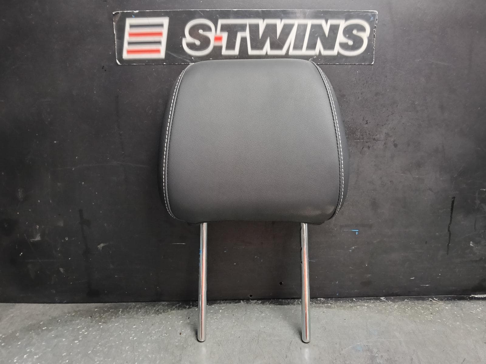 Used auto part listing image: 2024 VOLKSWAGEN AMAROK HEADREST LH FRONT, LEATHER, BLACK, NF, 12/22- 0000417163