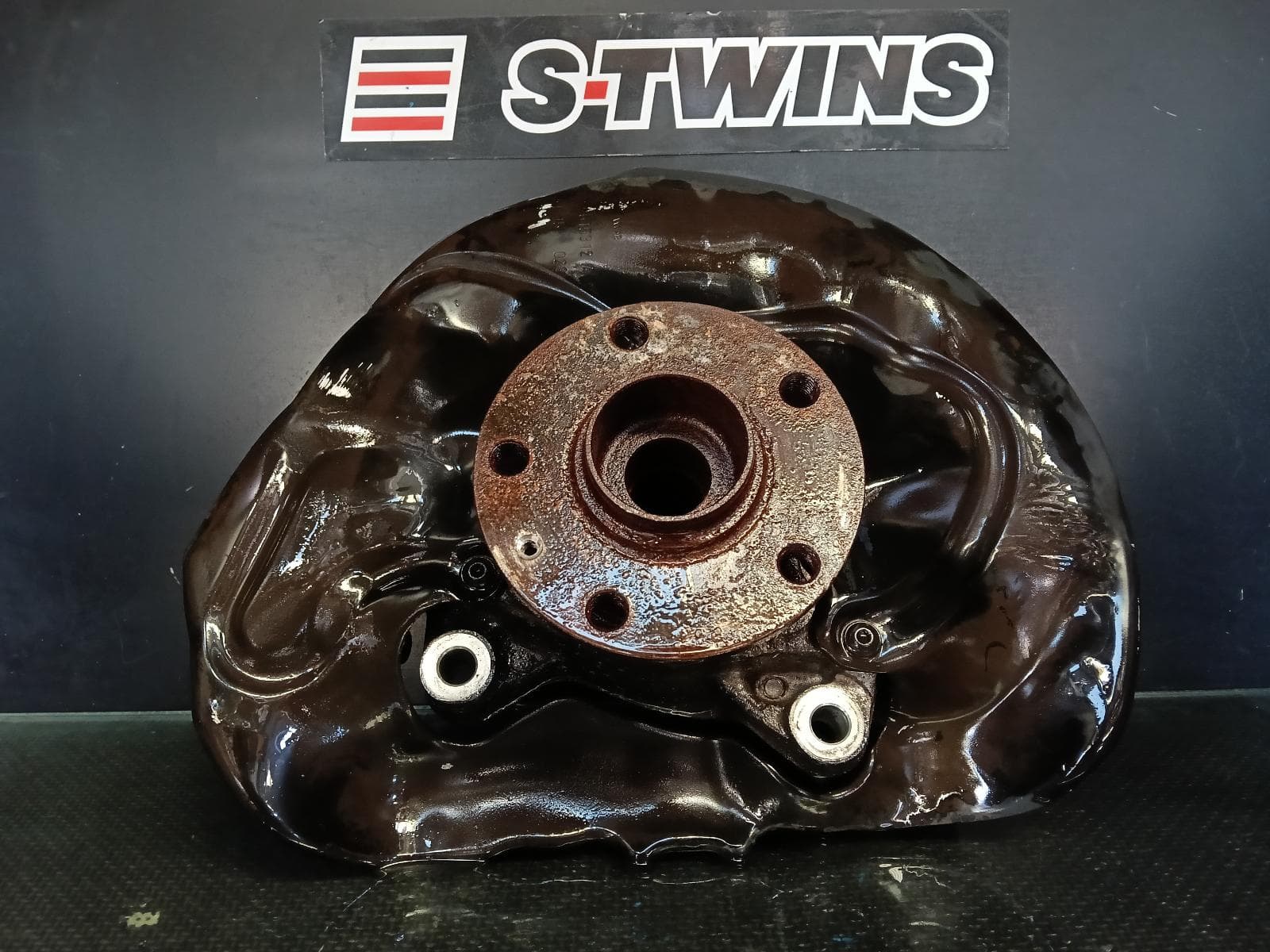 Used auto part listing image: 2015 AUDI A3 RIGHT FRONT HUB ASSEMBLY 8V, 2.5, PETROL, 06/15-10/20 0000412345