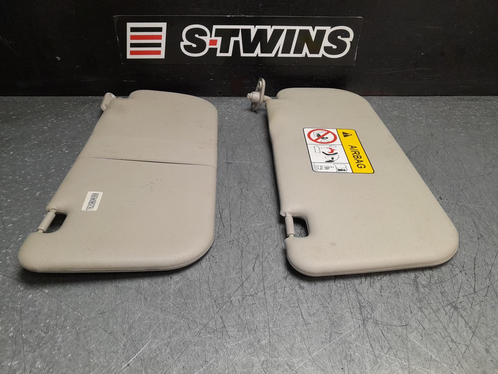 Used auto part listing image: 2017 MITSUBISHI TRITON SUNVISOR MQ, PAIR, VINYL, GREY, 03/15-10/18 0000372250