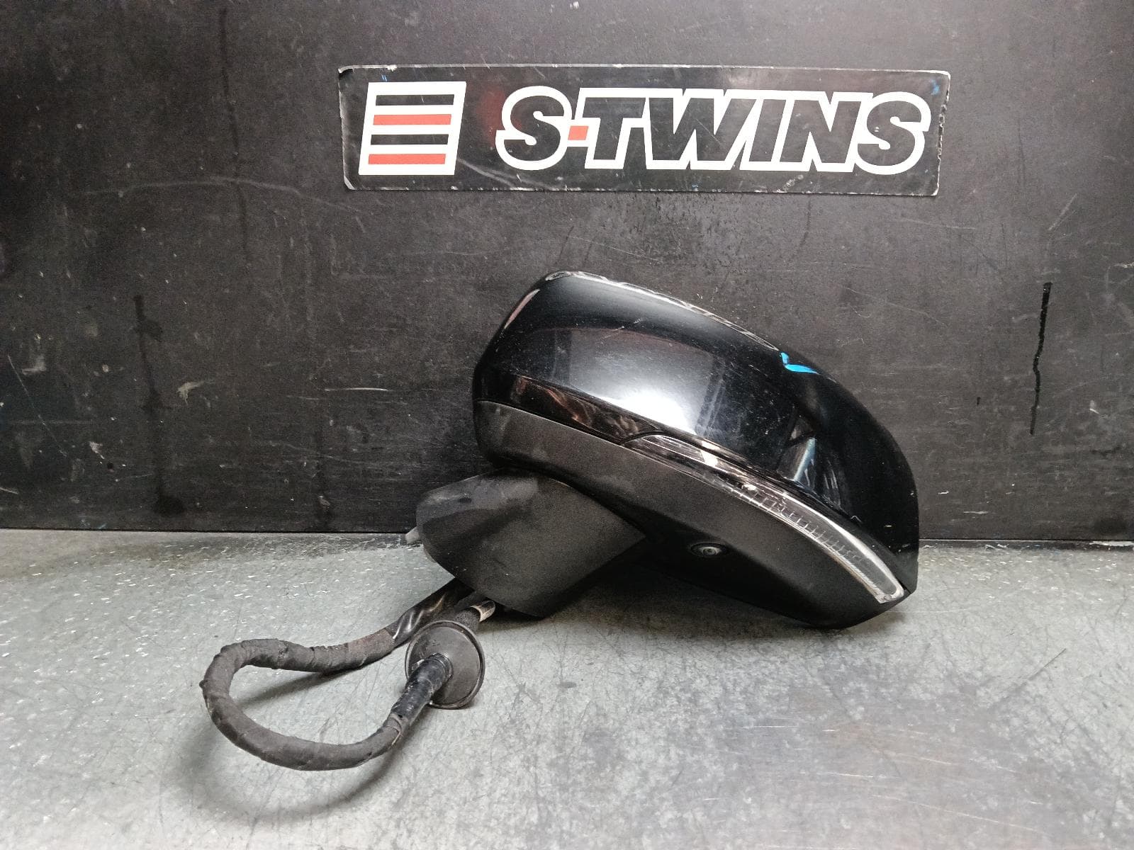 Used auto part listing image: 2020 VOLVO XC40 LEFT DOOR MIRROR W/ AUTO POWER FOLD, AUTO DIM, CAMERA, BLIND SPOT TYPE, HIGH GLOSS BLACK, 02/18-05/22 0000417636