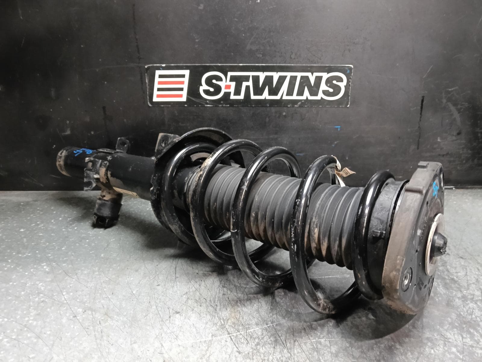 Used auto part listing image: 2020 VOLVO XC40 LEFT FRONT STRUT 02/18- 0000417641