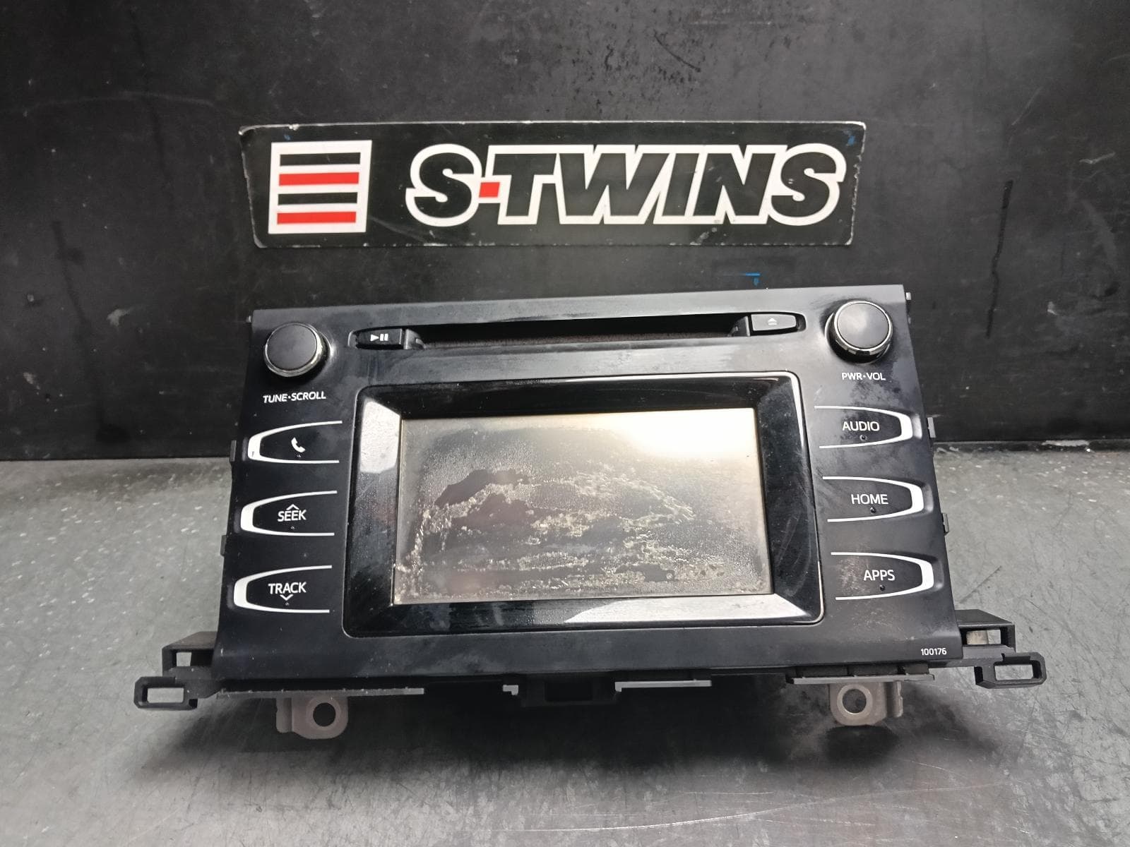 Used auto part listing image: 2015 TOYOTA KLUGER CD PLAYER/BLUETOOTH/REVERSE CAMERA UNIT, GSU50/GSU55, 12/13-02/21 0000417604