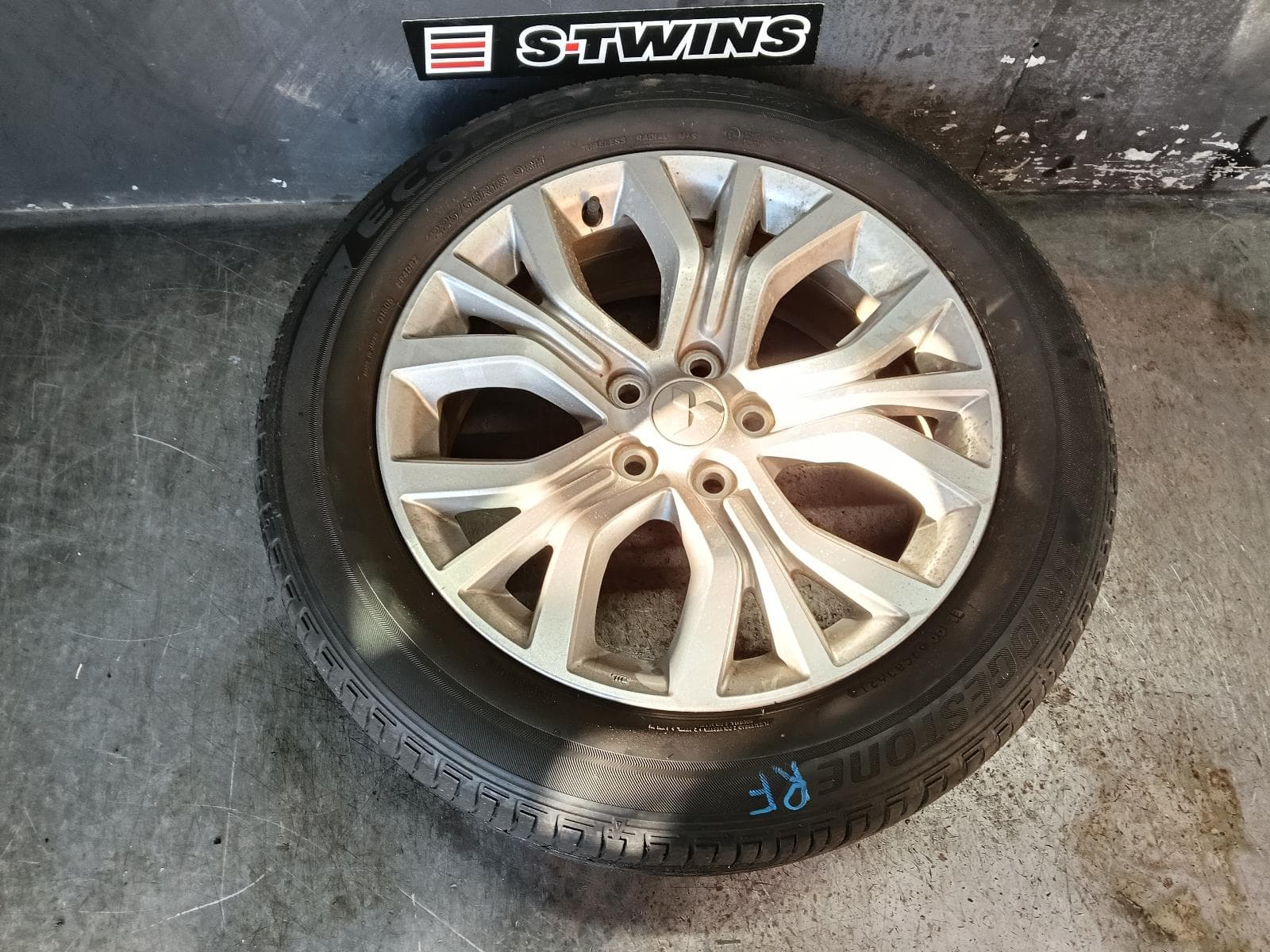 Used auto part listing image: 2021 MITSUBISHI ASX WHEEL MAG FACTORY, 18X7IN, W/ SILVER ACCENTS, XB-XD, 05/14-12/24 0000394571