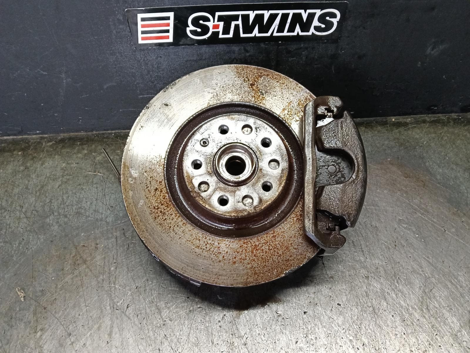 Used auto part listing image: 2017 VOLKSWAGEN TIGUAN RIGHT FRONT HUB ASSEMBLY 5NA, 06/16-02/24 0000417282