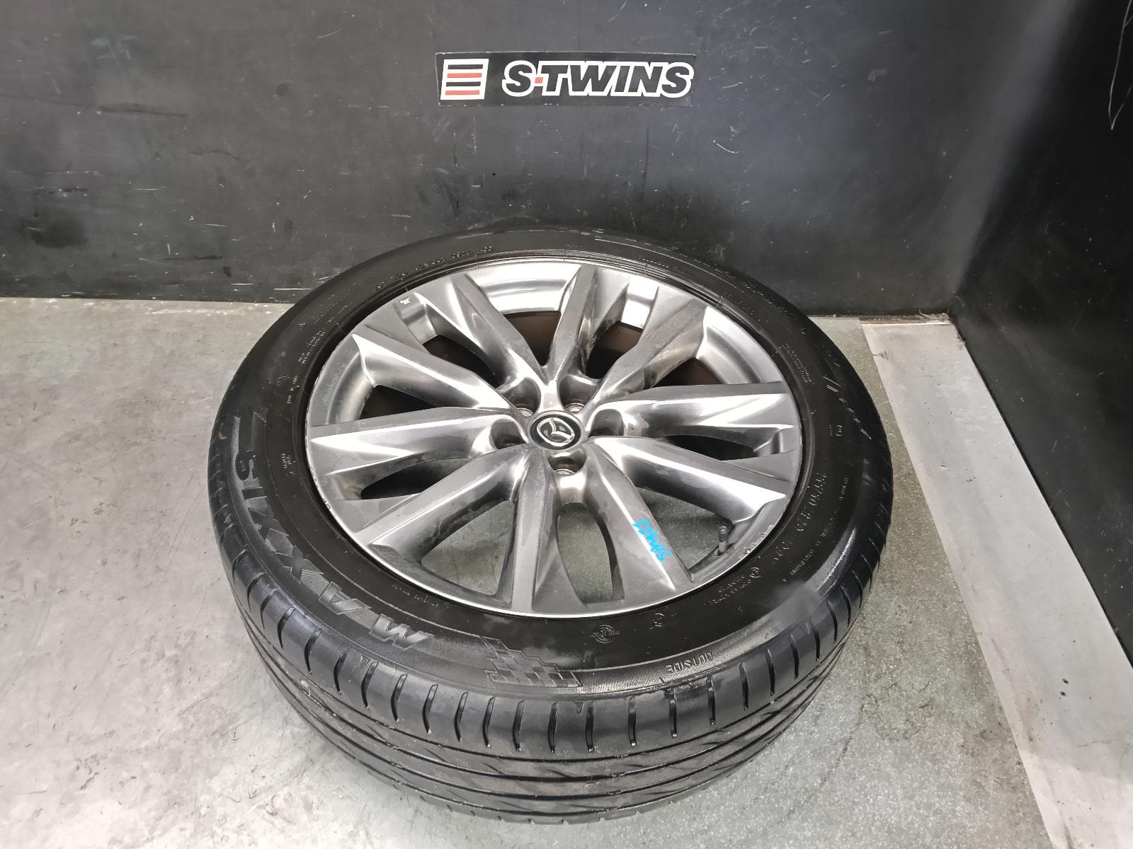 Used auto part listing image: 2018 MAZDA CX9 WHEEL MAG FACTORY, 20X8.5IN, 5 V SPOKE, LIGHT GREY, TC, 07/16-12/24 0000417399