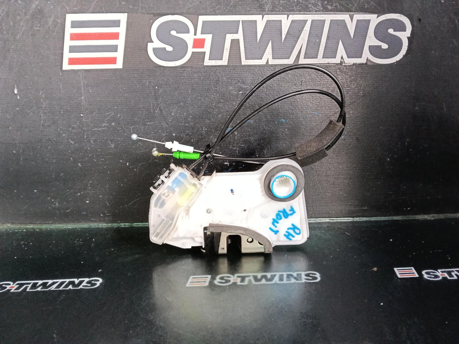 2019 TOYOTA HILUX DOOR BOOT GATE LOCK RIGHT FRONT DOOR LOCK, NON KEYLESS ENTRY TYPE, 06/15-09/25 0000417579