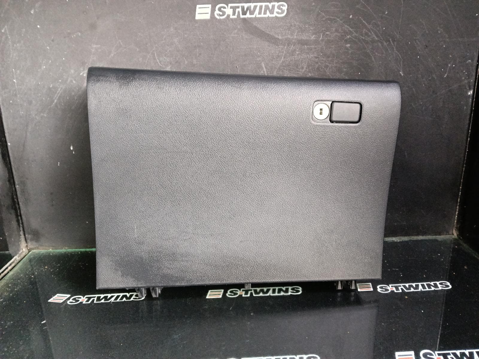 2019 TOYOTA HILUX GLOVE BOX LOWER, 06/15-09/25 0000417565