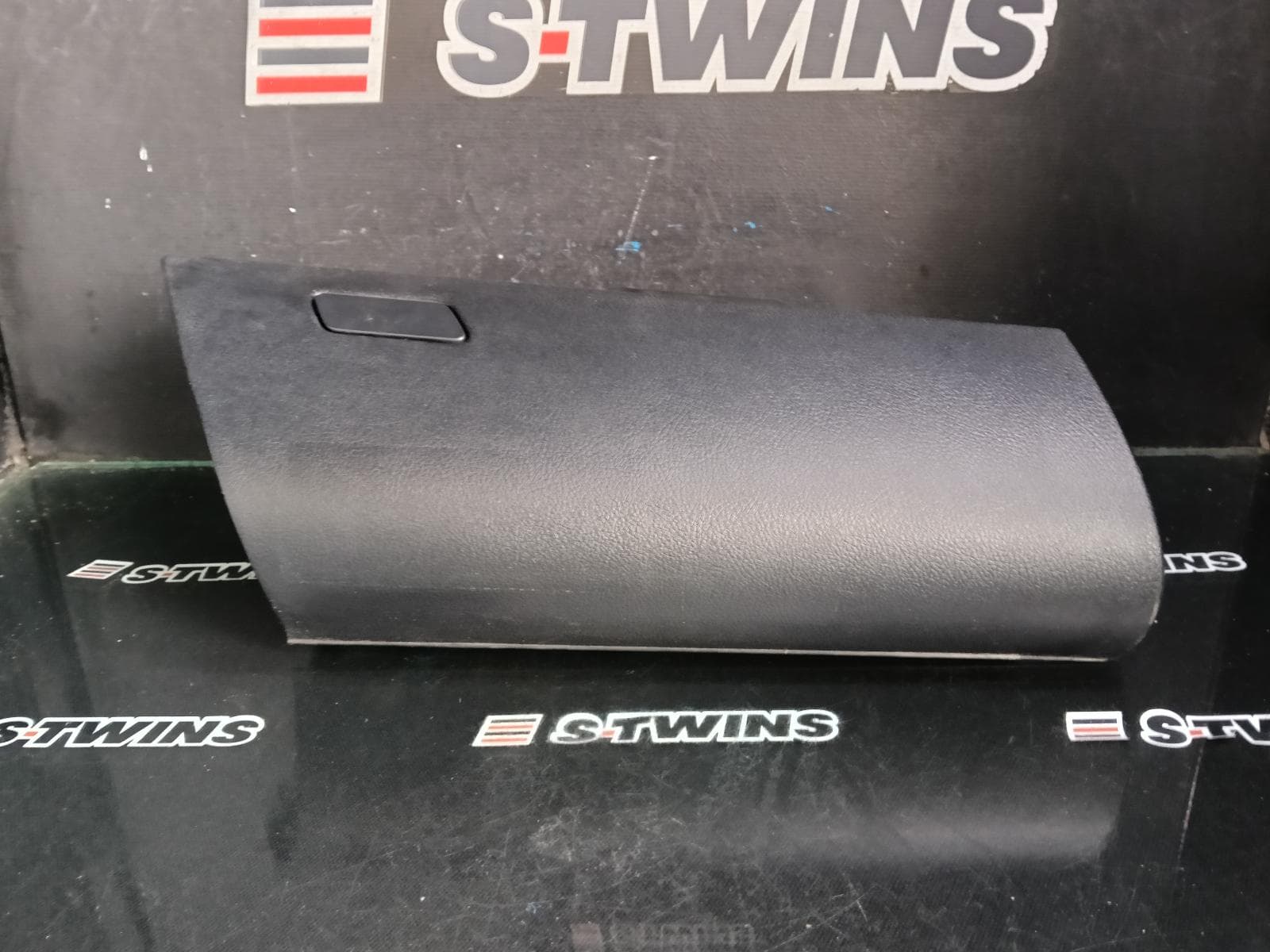 Used auto part listing image: 2019 TOYOTA HILUX GLOVE BOX UPPER, 06/15-09/25 0000417566