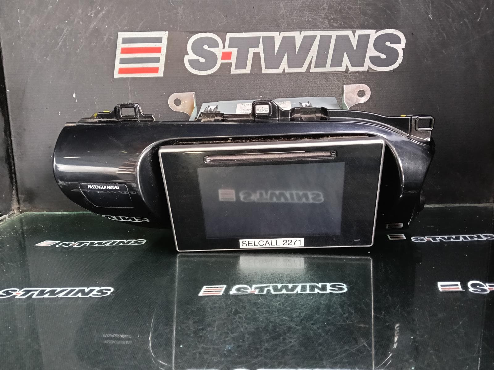 2019 TOYOTA HILUX HEAD UNIT, W/ DISPLAY UNIT, 6.1IN TOUCHSCREEN, P/N ON FACE 100405, 06/15-08/20 0000417574