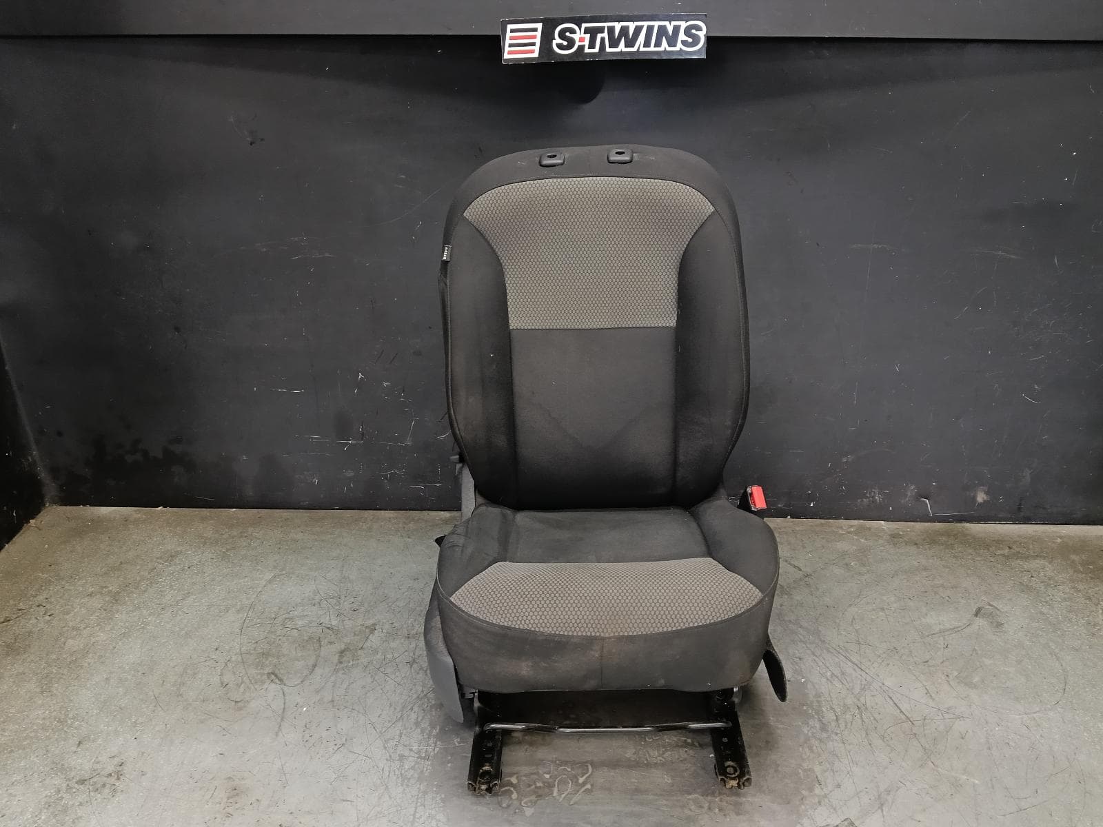 Used auto part listing image: 2021 RENAULT KANGOO FRONT SEAT RH FRONT, X61, CLOTH, 10/10-02/22 0000417556