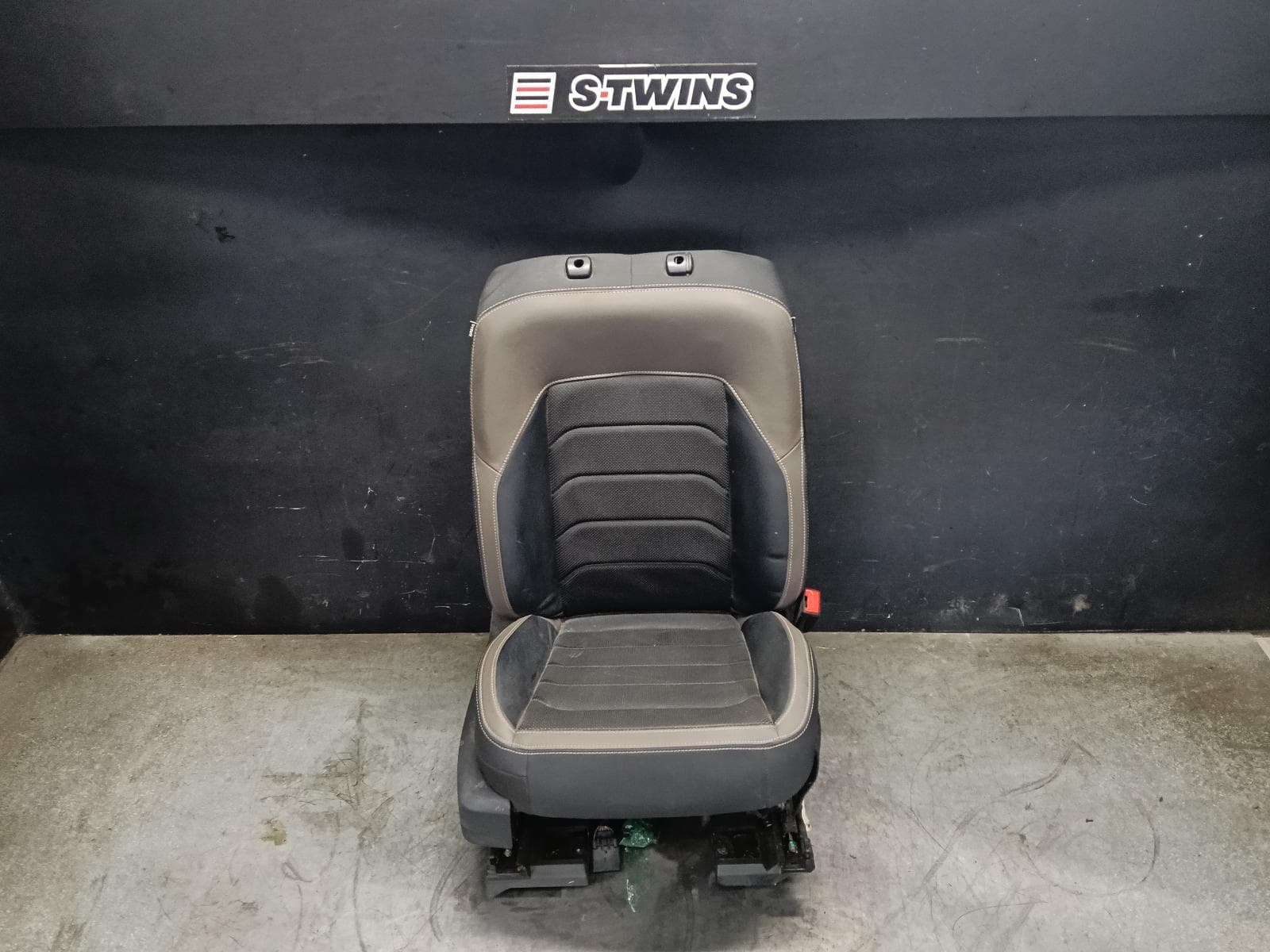 2024 VOLKSWAGEN AMAROK FRONT SEAT RH FRONT, LEATHER, BLACK W/ GREY, NF, 12/22- 0000417060