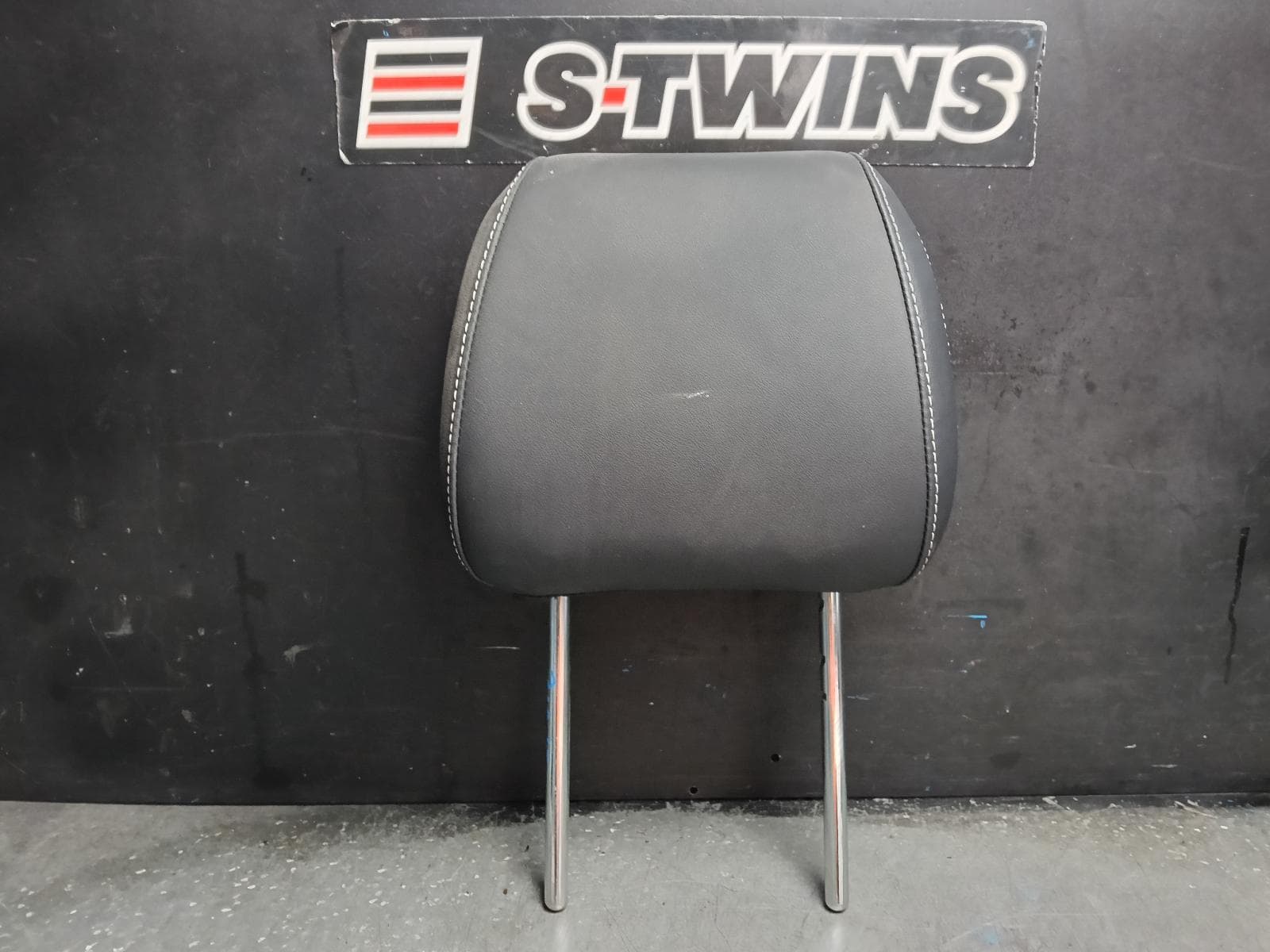 2024 VOLKSWAGEN AMAROK HEADREST RH FRONT, LEATHER, BLACK, NF, 12/22- 0000417164